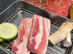 厚切猪五花配泡菜-Ant 蚂蚁洞烤肉·大营地(上海静安大悦城店)