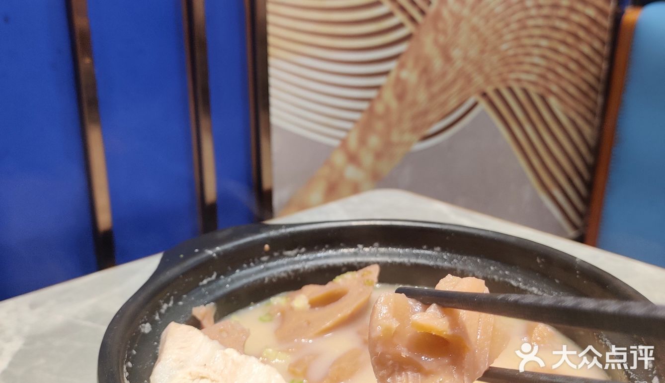 港式大排档的风格，四人桌为主座位很宽敞舒服