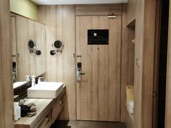 -西安大雁塔科技大学地铁站亚朵酒店