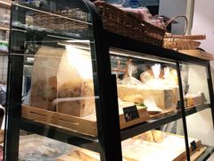 面包甜点陈列柜-房角石咖啡与书(吉大南校店)