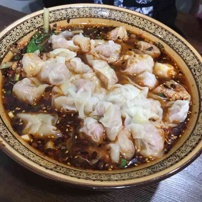 打分 还可以马边抄手 皮薄肉多 红油很香 清汤的就没有那么好吃了