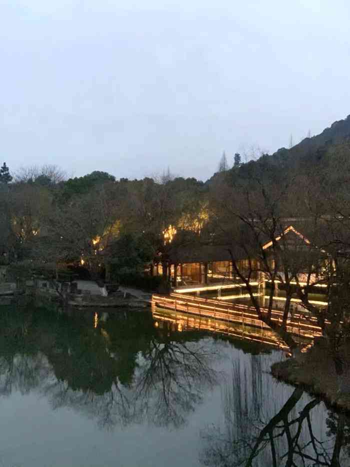 湘湖边上的饭店还行吧特色没啥特色没做到靠湖的位置