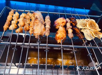 环境干净、整洁、卫生 每桌一个烤架,自动旋转炭烤