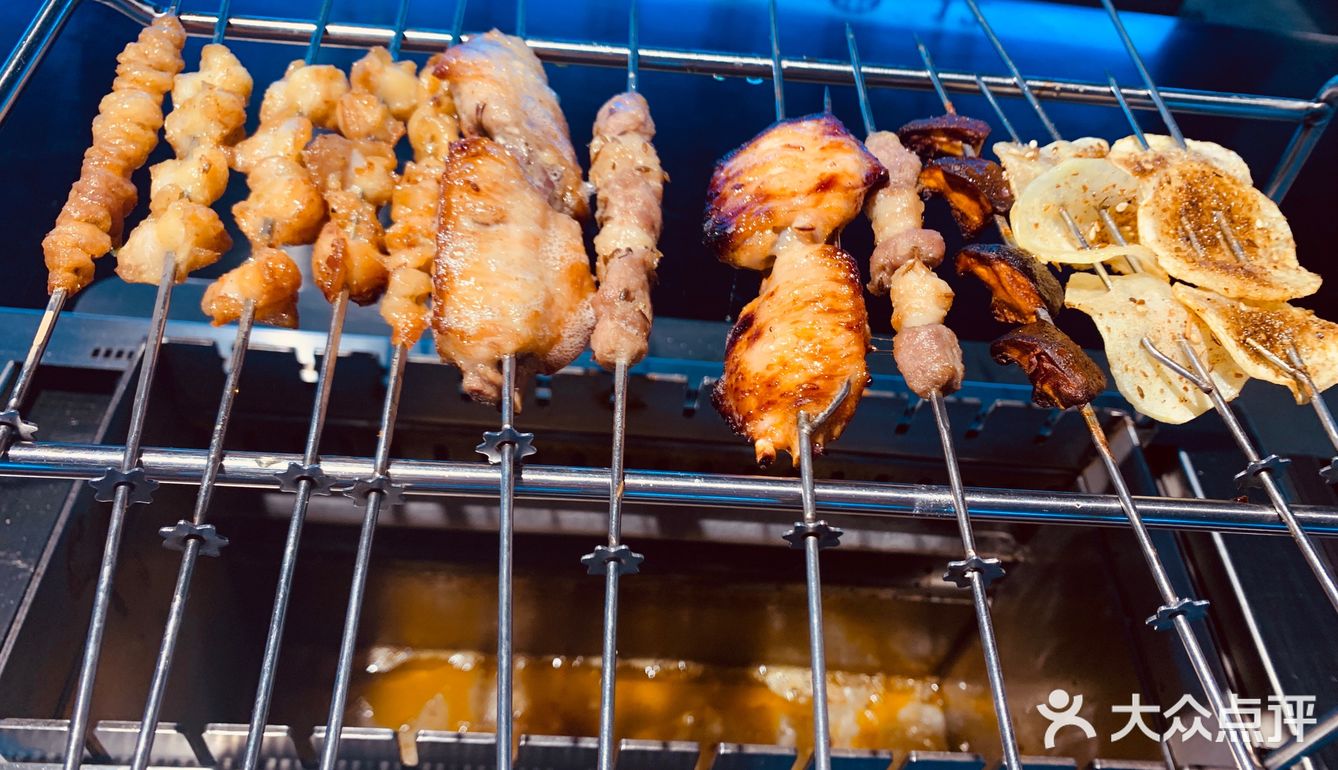 环境干净、整洁、卫生 每桌一个烤架,自动旋转炭烤