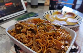 Sour-Sweet Spicy Noodles with Minced Meat