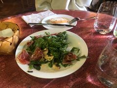 芝麻菜沙拉配风干火腿-羽深肉铺 Steak & Wine
