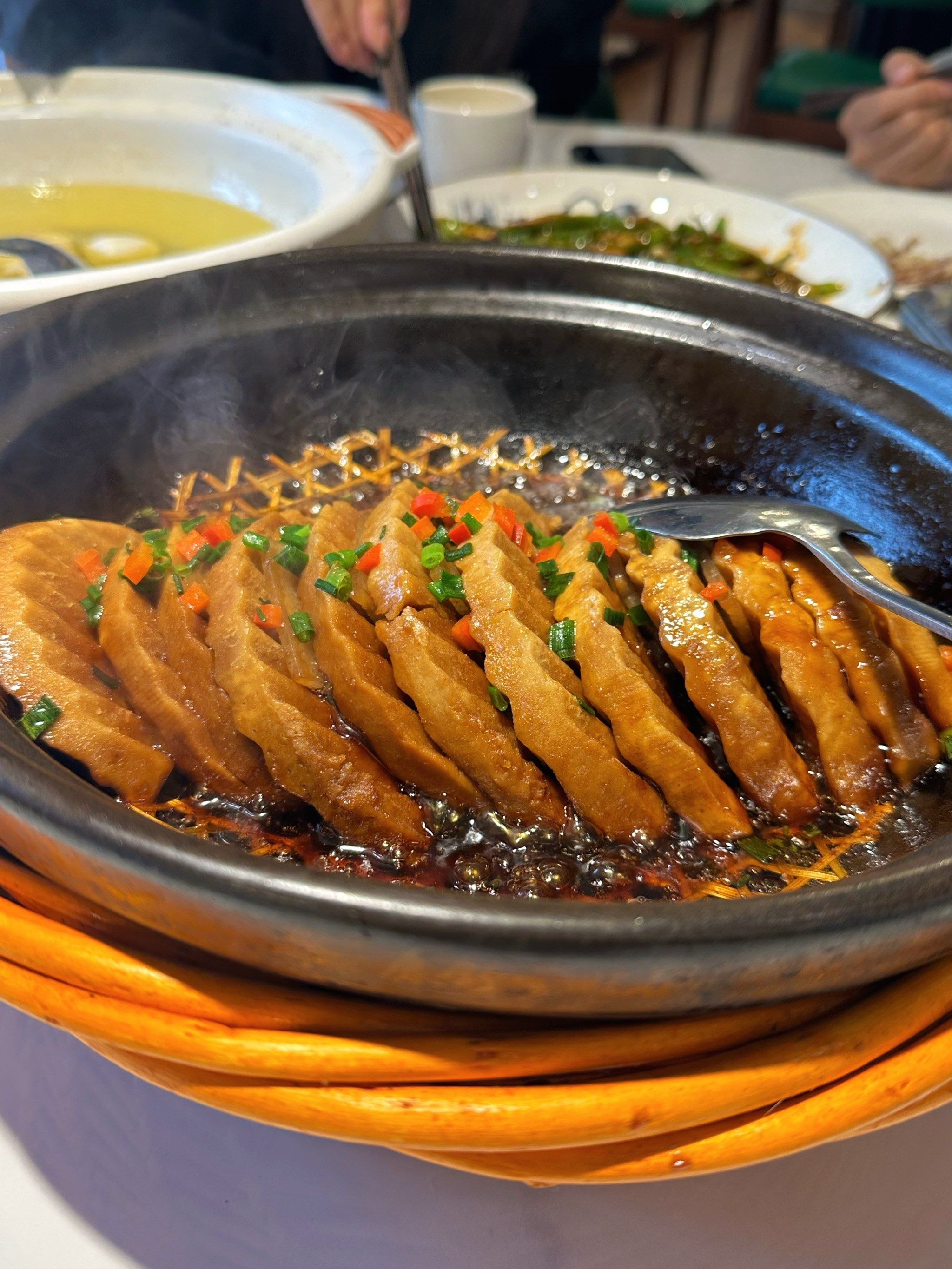 超好吃的现做砂锅芋头煲