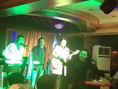 表演-东方亚克西餐厅(西康路店)