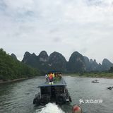 早上六点半就从酒店出发前往，但是来到江边，已经要排队了