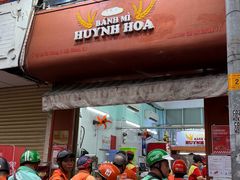 -Bánh Mì Huynh Hoa