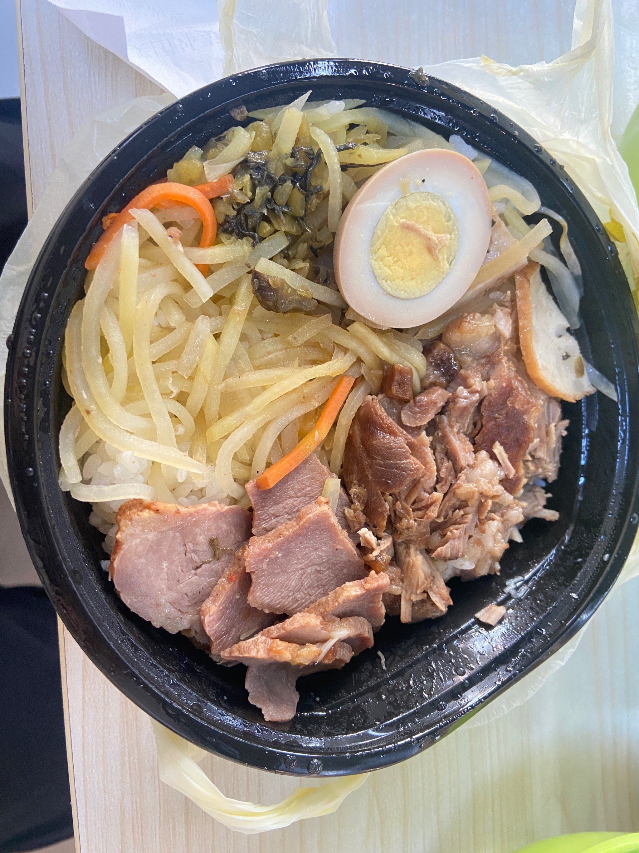 回味无穷;瘦而不柴的叉烧象征着持之以恒的努力最终获得的成就;米饭