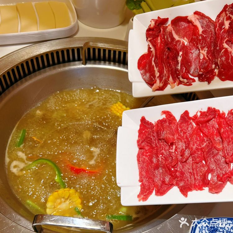 火锅当然要吃现切牛肉啦！