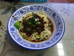 特色炸酱面-渝之汇牛肉豌杂面