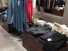 -URBAN REVIVO(高德置地广场·春广场店)
