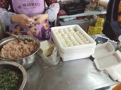 阿姨在包馄饨-小胖子馄饨店(洪兴路店)