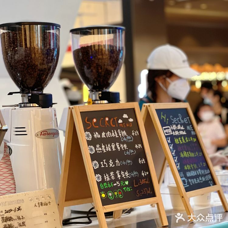 一夜青回,MANNER与赫莲娜的创意联名