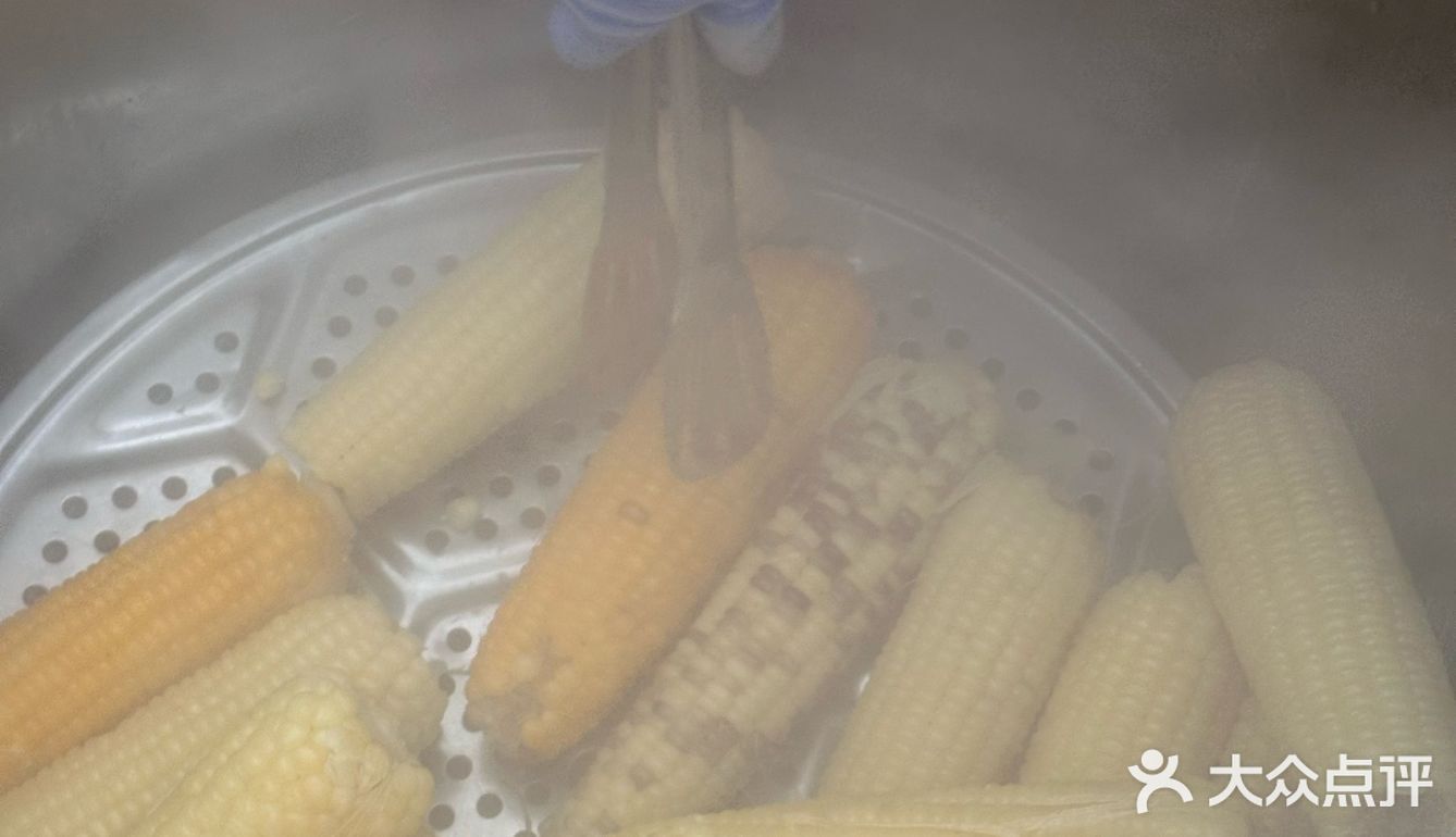 在东北早市吃热玉米!软糯香甜,立马不冷了!