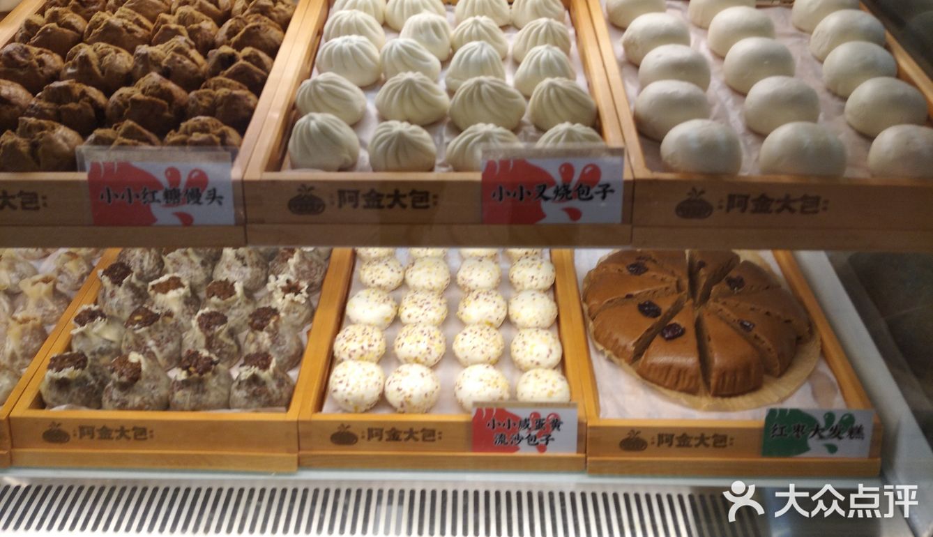 个头很大，里面咸蛋黄是整颗的，糯米很糯，非常好吃