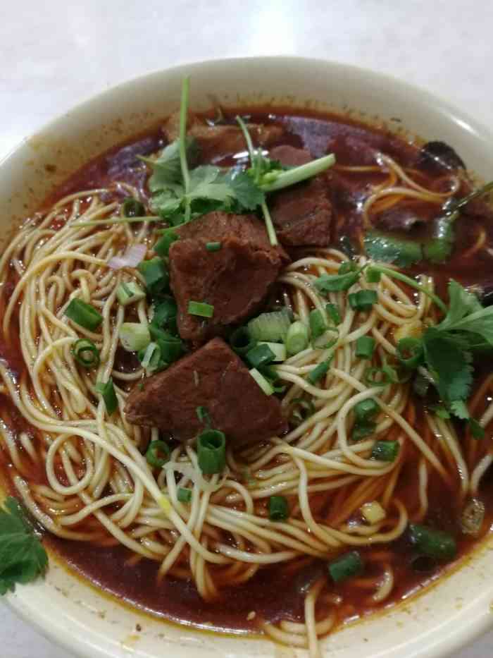 万州牛肉面中式快餐-"附近没有啥好吃的,吃午饭这家是首选,老板.