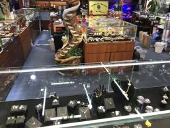 -灵彩珠宝(朗香街店)