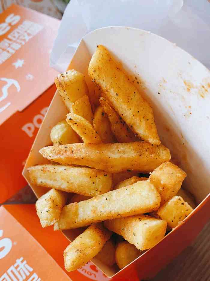 「卡真风味薯条」这家的薯条是招牌,薯条软软的,主要是