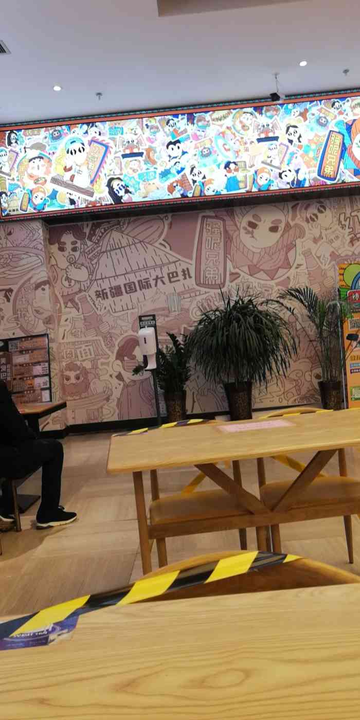 "这个美食汇在澳龙广场楼电影院面,地方不大,店面也不多.