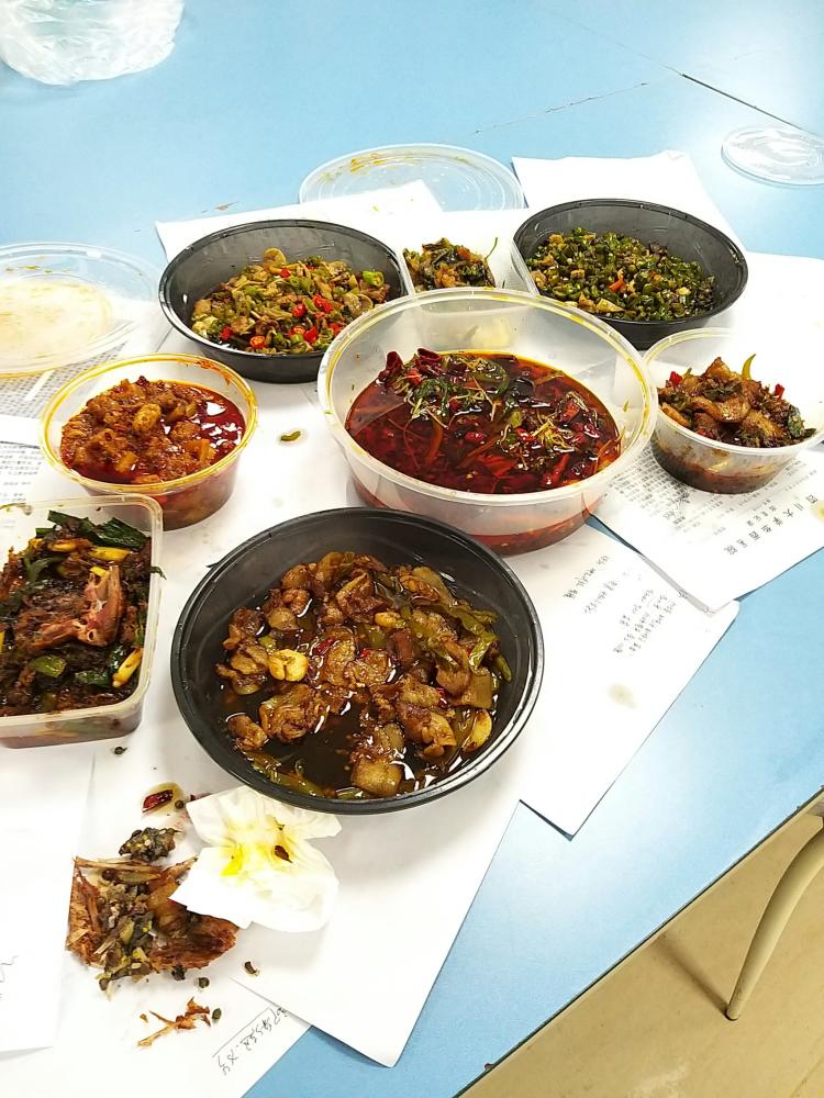 陈记家常菜-"同事打包回来的饭菜,可以说是很具有川菜的.