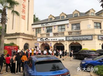 周末THE ONE 开业典礼 一群有活力的年轻人蹦蹦