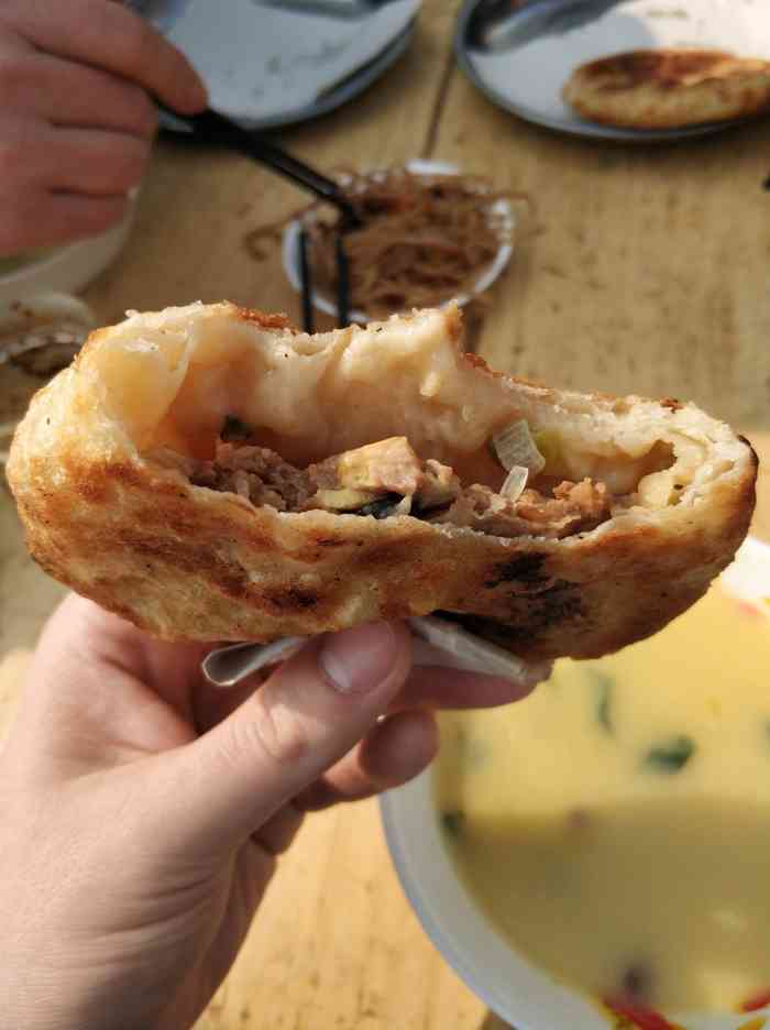 老城隍庙肉火烧(向阳路店)-"离着不远,直接按导航共享单车前往很方便