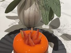 葡萄柚草莓萨伐仑松饼-潮一不贰·法式甜品·生日蛋糕·西式简餐(外滩店)