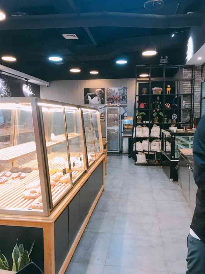 焦糖玛奇朵还吧,除去焦糖有点苦,较喜97喝苦味74面包83热过