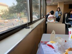 靠窗位-麦当劳(军博店)