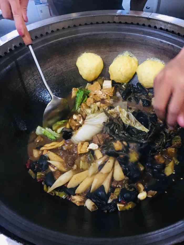 打分 非常正宗的一家铁锅炖,口味很好,老板热情,满满的东北味道,强烈