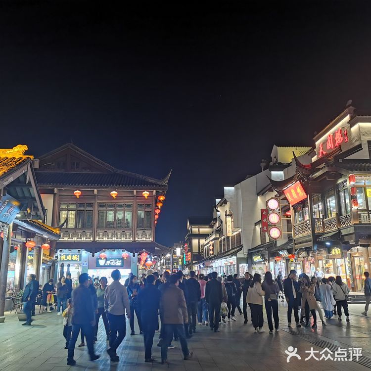 夜幕降临 华灯初上  一场穿越时空的对话