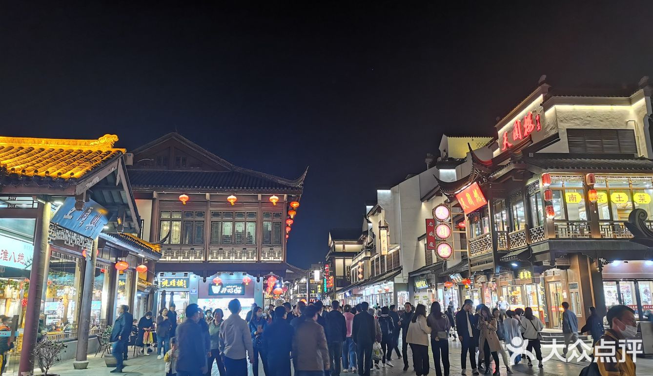 夜幕降临 华灯初上  一场穿越时空的对话
