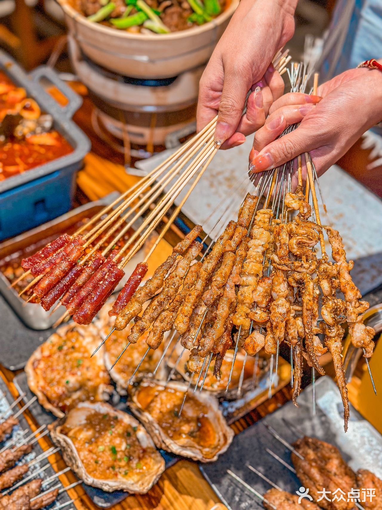 位于东明广场内 炫一口热气腾腾的美食 这一口