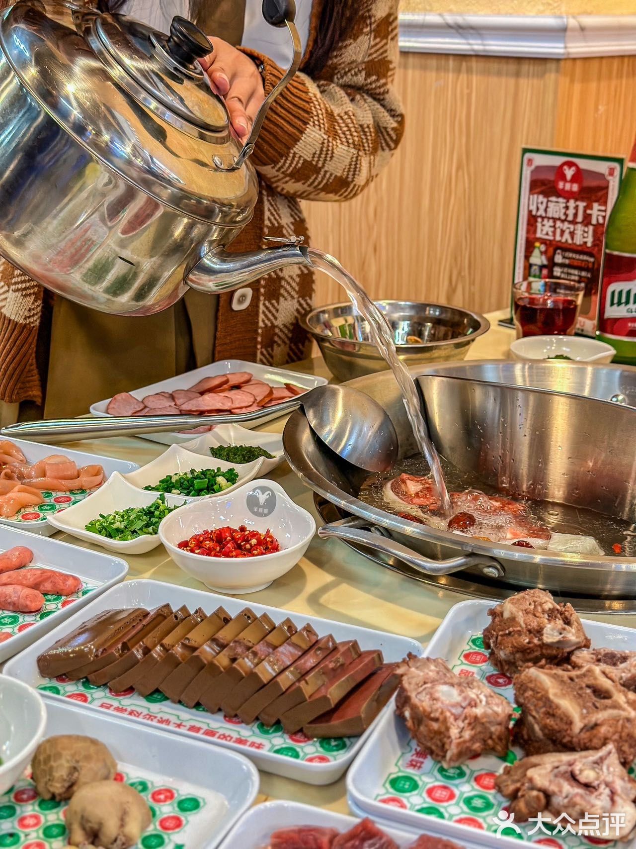 特色羊肉 选用的是内蒙5～6月的羔羊肉，食材很新鲜