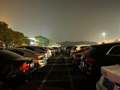 -奥特莱斯停车场