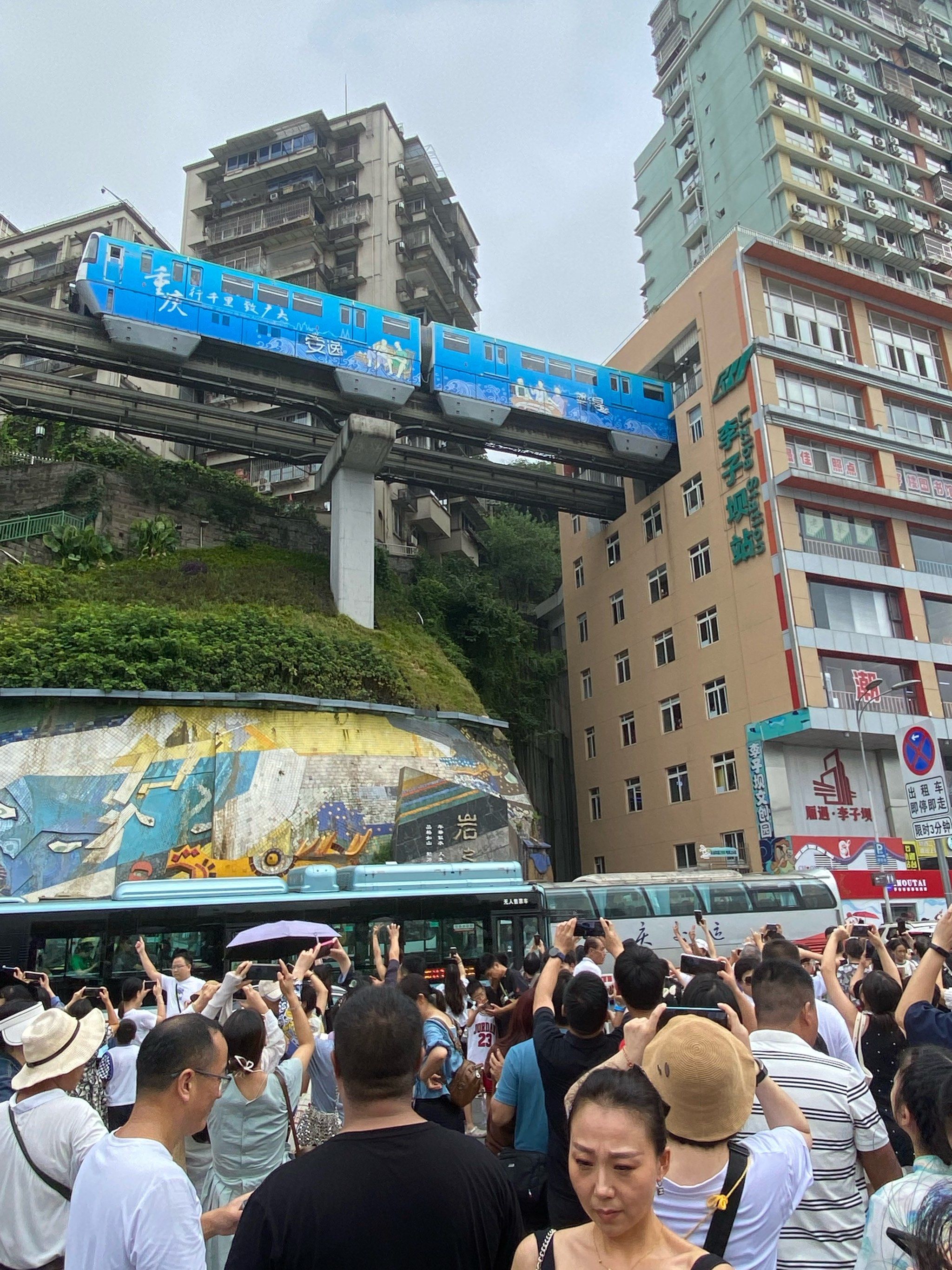 城景下的缆车掠影