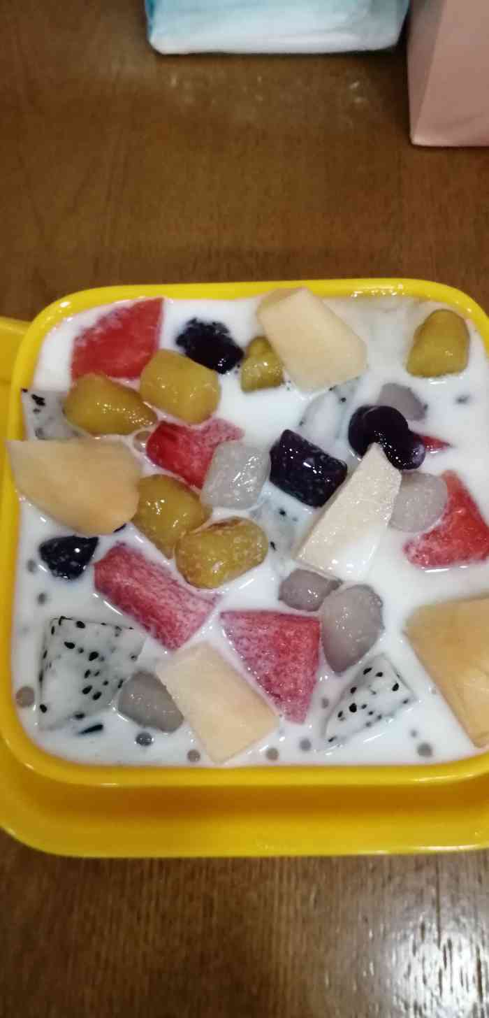 冰神糖水铺-"地理位置优越,在地铁口的出口附近,很牛逼.