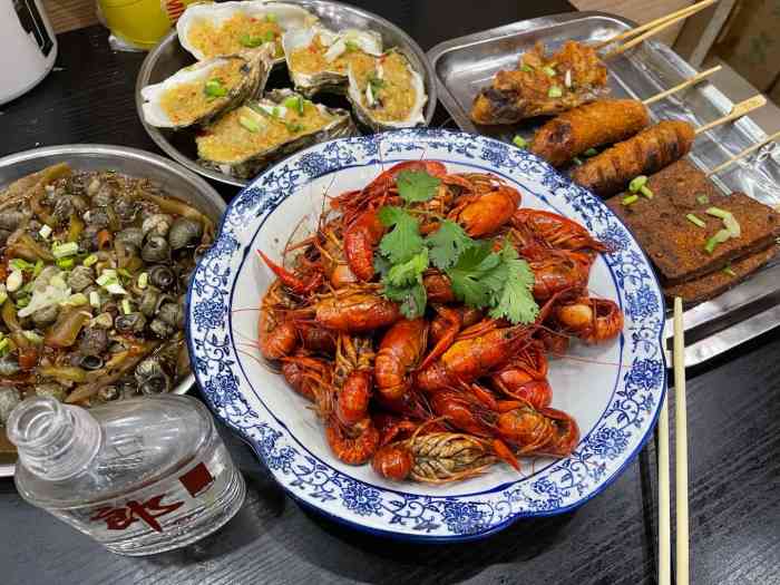 在井冈山新城区这家人气不错,煮花生和毛豆好吃,烧烤正规正矩,江西的