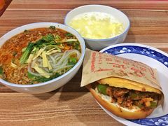 肉夹馍-老字号杨坡红油米线腊汁肉夹馍(东四道巷店)