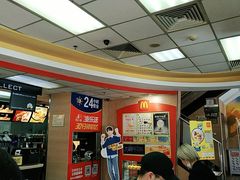 等位区-麦当劳(烟台海港路店)