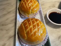 酥皮水牛奶菠萝包-陶陶居酒家(新天地店)