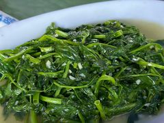 清炒豌豆尖-桂林钟肥肠