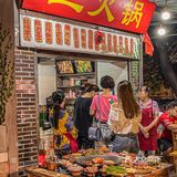 重庆居民楼下资格老火锅天天排队‼️土著N刷