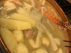 -鲜入围煮花胶鸡海鲜火锅