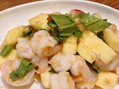 版纳凤梨拌虾球-云海肴·汽锅鸡·云南菜(苏州中心店)