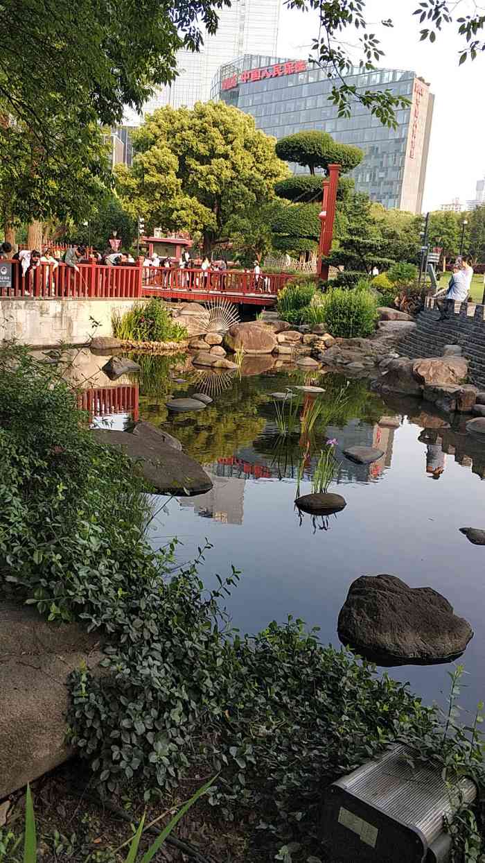 古城公园-"公园位于上海的城隍庙和外滩两大最知名景区.