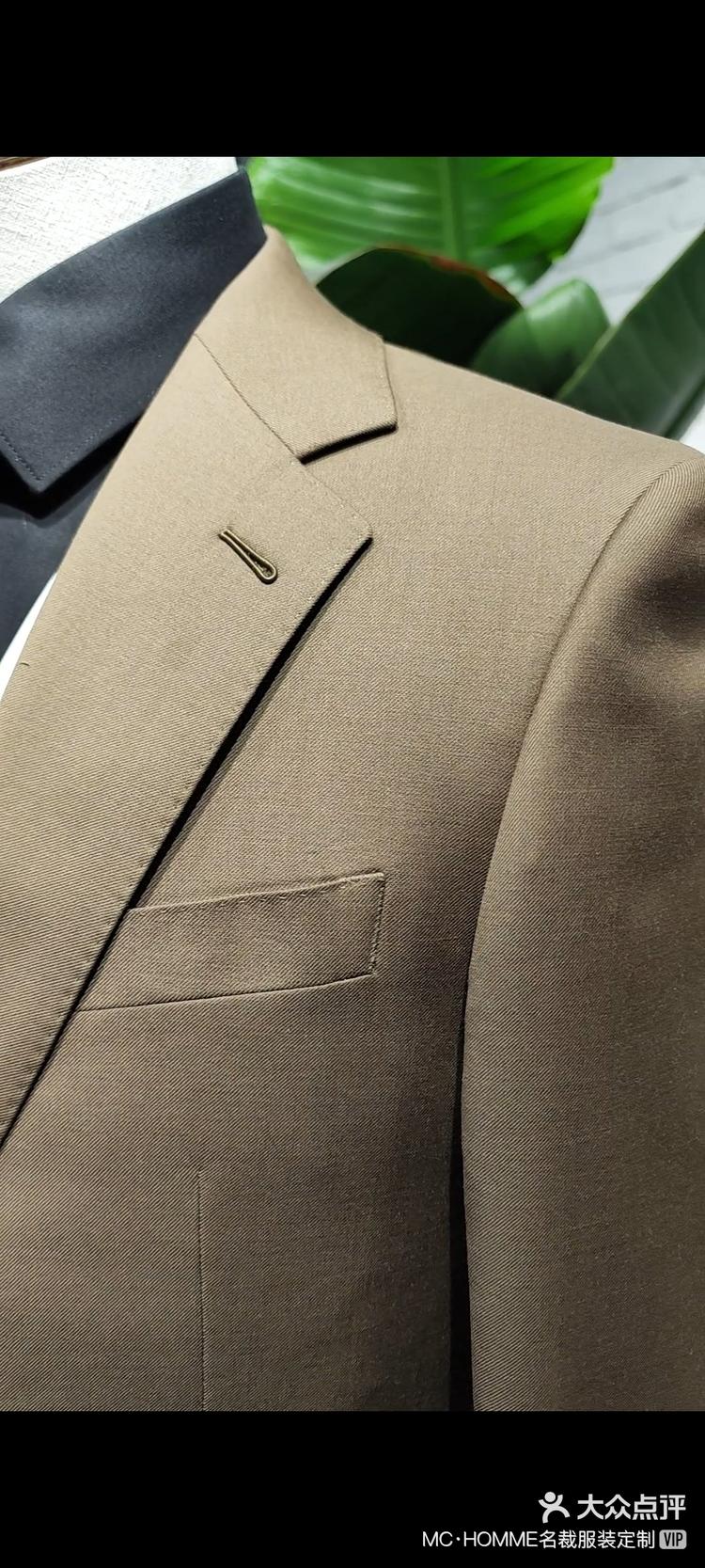 提到深咖色西装,大家肯定会想到一种成熟,-大众点评